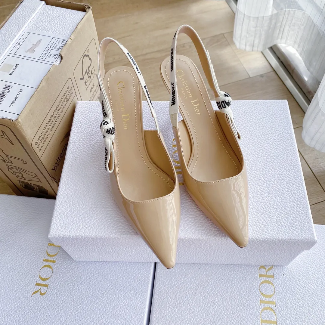 👟👟Ex-factory price 440👟👟 Developed one-to-one from the original version, 👠👠✨ ✨Dior’s popular sandals are new🔥 🔥 The same style as the most popular internet celebrities and celebrities of the year💁 💁. Imported fabric, lining and feet are made of calfskin lining🐑. Original molded heel, heel height 10Cm 6.5cm💘 Original molded metal outsole with five-pointed star LOGO mark✨. Original bow, 💅 Italian leather outsole. 👄💋 Full set of packaging (bags, cards, invoices, one-to-one wrapping paper) 34 40 41 customized
